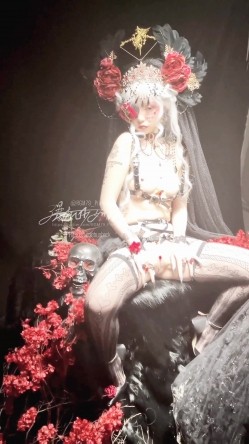 稀有露脸 高端ACG业界女神爆机少女 喵小吉 暗黑系Cos《鸦》敏感乳头变硬耸立 饱满少女阴户诱人至极 截图9