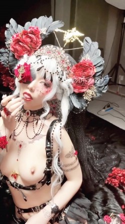 稀有露脸 高端ACG业界女神爆机少女 喵小吉 暗黑系Cos《鸦》敏感乳头变硬耸立 饱满少女阴户诱人至极 截图10
