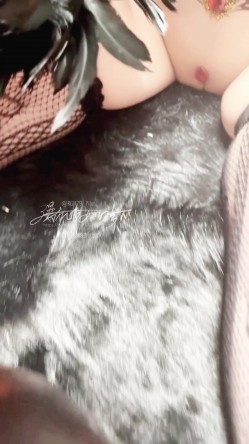 稀有露脸 高端ACG业界女神爆机少女 喵小吉 暗黑系Cos《鸦》敏感乳头变硬耸立 饱满少女阴户诱人至极 截图16