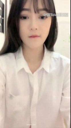 典型南方女孩 一张明星脸的超高颜值大美人 和炮友在闺房里打炮 这情趣内衣太吸引人 闺蜜趴着假装偷看 截图1