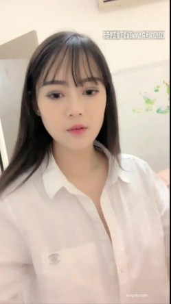 典型南方女孩 一张明星脸的超高颜值大美人 和炮友在闺房里打炮 这情趣内衣太吸引人 闺蜜趴着假装偷看 截图2