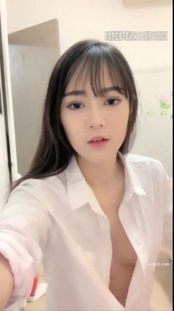 典型南方女孩 一张明星脸的超高颜值大美人 和炮友在闺房里打炮 这情趣内衣太吸引人 闺蜜趴着假装偷看 截图3