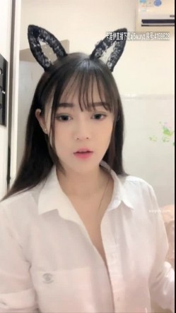 典型南方女孩 一张明星脸的超高颜值大美人 和炮友在闺房里打炮 这情趣内衣太吸引人 闺蜜趴着假装偷看 截图4
