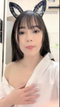 典型南方女孩 一张明星脸的超高颜值大美人 和炮友在闺房里打炮 这情趣内衣太吸引人 闺蜜趴着假装偷看 截图5