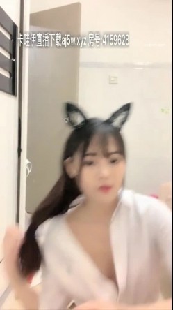 典型南方女孩 一张明星脸的超高颜值大美人 和炮友在闺房里打炮 这情趣内衣太吸引人 闺蜜趴着假装偷看 截图7