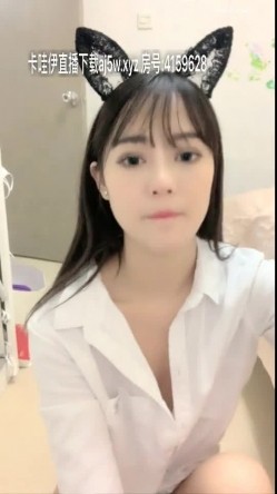 典型南方女孩 一张明星脸的超高颜值大美人 和炮友在闺房里打炮 这情趣内衣太吸引人 闺蜜趴着假装偷看 截图8