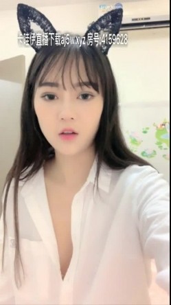 典型南方女孩 一张明星脸的超高颜值大美人 和炮友在闺房里打炮 这情趣内衣太吸引人 闺蜜趴着假装偷看 截图9