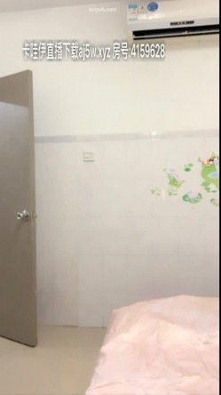 典型南方女孩 一张明星脸的超高颜值大美人 和炮友在闺房里打炮 这情趣内衣太吸引人 闺蜜趴着假装偷看 截图10