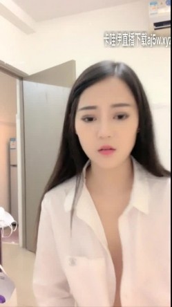 典型南方女孩 一张明星脸的超高颜值大美人 和炮友在闺房里打炮 这情趣内衣太吸引人 闺蜜趴着假装偷看 截图13