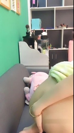 小姐姐平台美女主播谁先上她的0404和闺蜜洗完澡后 塞着跳蛋各种卖骚诱惑很诱人 截图1