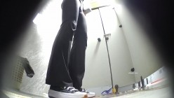 夜总会女厕 高清后景偷拍小姐尿尿前蹲的牛仔裙高跟美女扒着蕾丝内裤尿尿 截图5