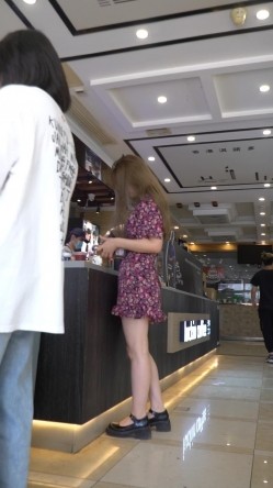 YX校园系列：食堂等餐妩媚校花的灰色内被貌似无毛穴浸湿一大块 截图1