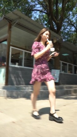 YX校园系列：食堂等餐妩媚校花的灰色内被貌似无毛穴浸湿一大块 截图2