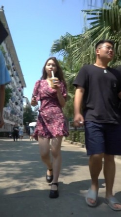 YX校园系列：食堂等餐妩媚校花的灰色内被貌似无毛穴浸湿一大块 截图4