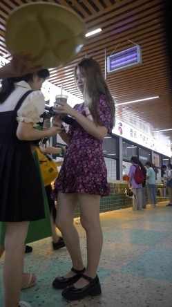 YX校园系列：食堂等餐妩媚校花的灰色内被貌似无毛穴浸湿一大块 截图13