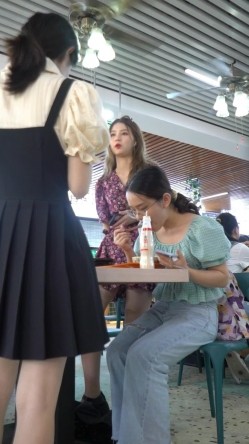 YX校园系列：食堂等餐妩媚校花的灰色内被貌似无毛穴浸湿一大块 截图15