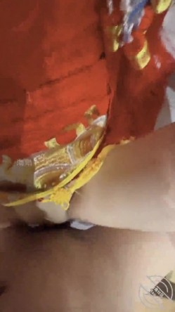 乱伦大神【会喷水的亲姐姐】付费钻石贴，元旦贺岁，跨年夜穿中式服双洞齐开，大量潮喷变相给大家拜年 截图4