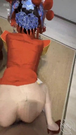 乱伦大神【会喷水的亲姐姐】付费钻石贴，元旦贺岁，跨年夜穿中式服双洞齐开，大量潮喷变相给大家拜年 截图11