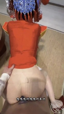 乱伦大神【会喷水的亲姐姐】付费钻石贴，元旦贺岁，跨年夜穿中式服双洞齐开，大量潮喷变相给大家拜年 截图12