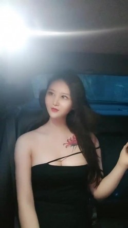 网红脸妹子夜晚驾车和炮友户外车震，搞完回家再来一炮，黑绳捆绑性感丁字裤，后入猛操拨开内裤上位骑乘抽插 截图1