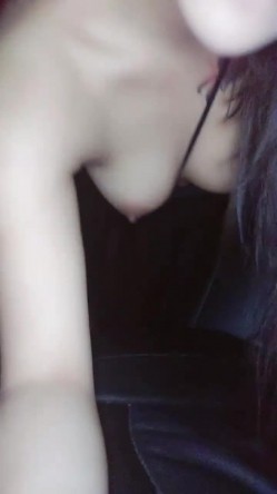 网红脸妹子夜晚驾车和炮友户外车震，搞完回家再来一炮，黑绳捆绑性感丁字裤，后入猛操拨开内裤上位骑乘抽插 截图5