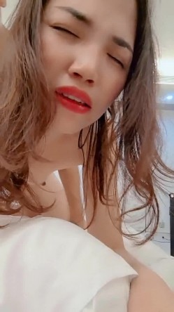 闷骚的小少妇露脸跟小哥激情啪啪，让小哥无套爆草，打桩机式的速度干的嫂子浪叫不断高潮不止，深喉口交舔逼 截图12
