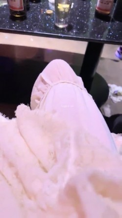 恩惠女神做出轰动平台的事，美美地化妆穿成小仙女去赴约榜一大哥，KTV里被大哥摸奶 出门一路摸奶后打车去开房了 截图5