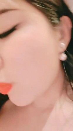 两个国产极品丰满肥臀女神，豪华酒店里面，全裸自慰，道具插的逼逼流了很白浆淫水很刺激 截图13