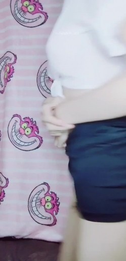 出道即巅峰新人露脸推特顶B王，人瘦奶大小魔女【蒂米】定制私拍，裸舞顶胯，道具紫薇无套啪啪内射 截图13