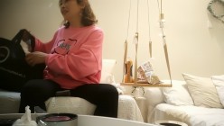熟女探花_D罩杯粉色卫衣熟女，床边侧入猛操大奶晃动不断 截图1
