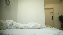 熟女探花_D罩杯粉色卫衣熟女，床边侧入猛操大奶晃动不断 截图8