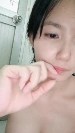 大奶淫荡小少妇，偷偷在浴室自慰，坐在地上疯狂塞穴，水声哗哗，外面诱人不能叫，多次高潮忍住 截图6