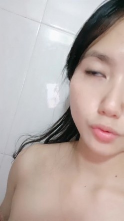 大奶淫荡小少妇，偷偷在浴室自慰，坐在地上疯狂塞穴，水声哗哗，外面诱人不能叫，多次高潮忍住 截图15