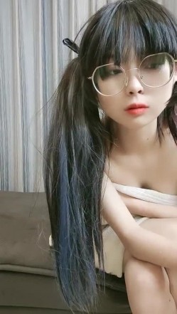 萝莉型小美女眼镜母狗【我被玩坏了】丝袜情趣装被两个男人无情蹂躏 截图10