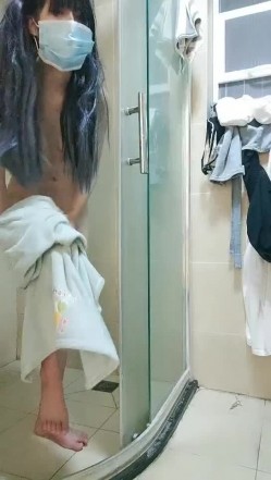 萝莉型小美女眼镜母狗【我被玩坏了】丝袜情趣装被两个男人无情蹂躏 截图16