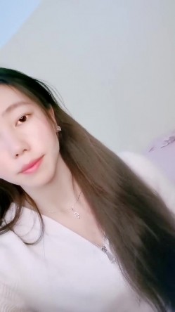绿播转黄！【大四学妹兼职】校花牛仔裤，雪白大屁股 舞蹈专业 身材不错，皮肤白 截图1