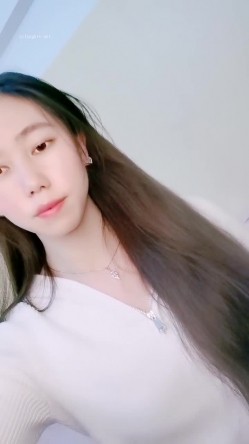 绿播转黄！【大四学妹兼职】校花牛仔裤，雪白大屁股 舞蹈专业 身材不错，皮肤白 截图2