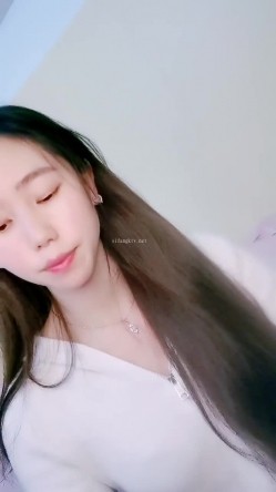 绿播转黄！【大四学妹兼职】校花牛仔裤，雪白大屁股 舞蹈专业 身材不错，皮肤白 截图3