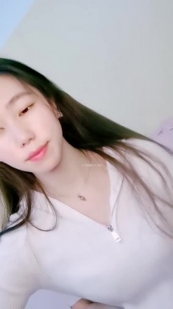 绿播转黄！【大四学妹兼职】校花牛仔裤，雪白大屁股 舞蹈专业 身材不错，皮肤白 截图6
