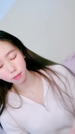 绿播转黄！【大四学妹兼职】校花牛仔裤，雪白大屁股 舞蹈专业 身材不错，皮肤白 截图7