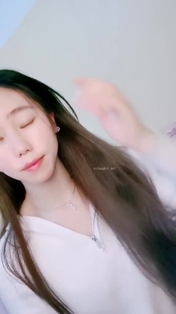 绿播转黄！【大四学妹兼职】校花牛仔裤，雪白大屁股 舞蹈专业 身材不错，皮肤白 截图9