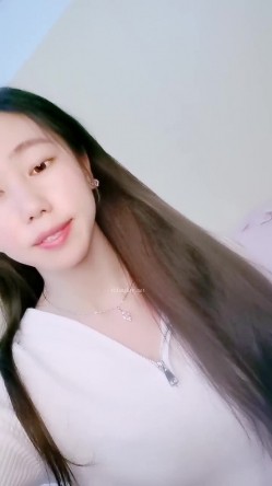 绿播转黄！【大四学妹兼职】校花牛仔裤，雪白大屁股 舞蹈专业 身材不错，皮肤白 截图12
