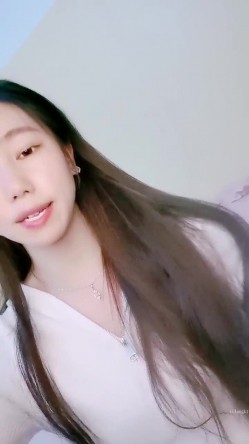 绿播转黄！【大四学妹兼职】校花牛仔裤，雪白大屁股 舞蹈专业 身材不错，皮肤白 截图13