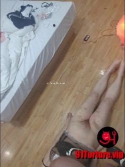 字母圈玩虐女大神【酷刑哥】私拍，E乳女奴的残酷调教，电击、皮鞭、穿刺、扩张、啪啪 截图3