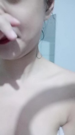 气质美女主播洗澡秀，卫生间中雾蒙蒙的，出来后给大家特写粉木耳蝴蝶逼 截图9