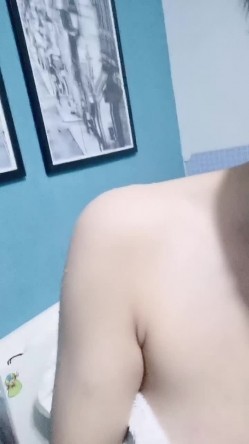 气质美女主播洗澡秀，卫生间中雾蒙蒙的，出来后给大家特写粉木耳蝴蝶逼 截图10