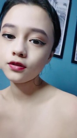 气质美女主播洗澡秀，卫生间中雾蒙蒙的，出来后给大家特写粉木耳蝴蝶逼 截图12
