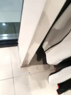 国产巨作超越A【铁锤MM】和奸夫在商场试衣间做爱，怕被听见捂住嘴 截图2