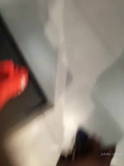 国产巨作超越A【铁锤MM】和奸夫在商场试衣间做爱，怕被听见捂住嘴 截图16