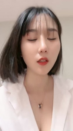 气质甜美！超高颜值短发美女！大姨妈刚走秀一波！性感衬衣掏出柔软奶子，多毛骚穴掰开特写 截图2